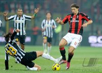 FUSSBALL SERIE A:  Legrottaglie Nicola (li, Juve) gegen Zlatan Ibrahimovic (re, AC Mailand)