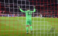 Fussball CHL 18/19 Achtelfinale:  Torwart Alisson Becker (FC Liverpool) beim Gebet
