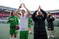 Fussball 1. Bundesliga : Claudio Pizarro, Clemens Fritz, Mikael Silvestre (v. li., SV Werder Bremen)