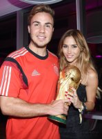 FUSSBALL WM 2014, FINALE: Mario Goetze (Deutschland) mit WM Pokal