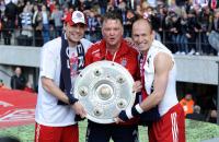 Fussball 1. Bundesliga : Jubel mit Meisterschale Mark van Bommel, Trainer Louis van Gaal, Arjen Robben (v. li., FCB)