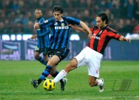 FUSSBALL SERIE A: Diego Milito  (li, Inter) gegen Alessandro Nesta (re, AC Mailand)