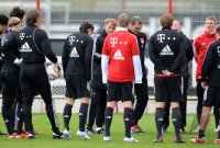 Fussball 1. Bundesliga: Mario Gomez, Trainer Andries Jonker (v.li., FC Bayern Muenchen)