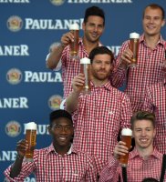 Fussball 1. Bundesliga 14/15: TDavid Alaba (FC Bayern Muenchen)  und Xabi Alonso (FC Bayern Muenchen)