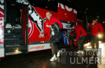 Fussball 2. Bundesliga: Koeln - Reutlingen, Zerschlagene Scheibe am Manschaftsbus