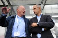 1. Fussball Bundesliga: Vizepraesident Franz Maget mit Trainer Reiner Maurer (v.li., 1860 Muenchen)