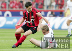 Fussball 1. Bundesliga: Leverkusen - Gladbach, Zweikampf