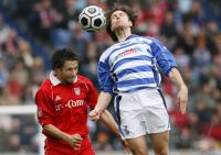 Fussball 1. Bundesliga: Duisburg - Bayern, Zweikampf
