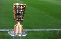 Fussball DFB Pokal 10/11 : DER DFB Pokal auf dem Rasen