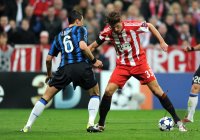 Fussball CHL  Saison 2010/2011: Lucio (li, Inter Mailand) gegen Mario Gomez (re, FC Bayern Muenchen)