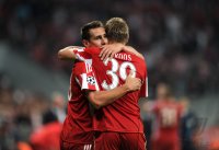 Fussball Champions League  Saison 2010/2011: Miroslav Klose mit Toni Kroos (v.li., FC Bayern Muenchen)