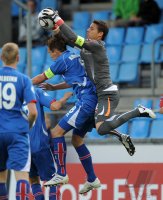 Fussball U21-Europameisterschaft 2011:  Bjarni Vidarsson (li, Island)  gegen Yann Sommer (re, Schweiz)