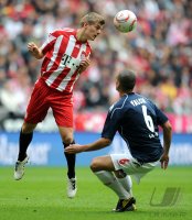 Fussball 1. Bundesliga : Toni Kroos (li, FC Bayern Muenchen) gegen Taner Yalcin (re, 1. FC Koeln)