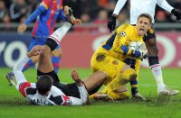 Fussball CHL  Saison 2011/2012: Torwart Yann Sommer (re, FC Basel) gegen Chris Smalling  (Manchester United FC)