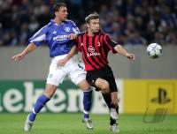 Fussball UCL: Schalke - Mailand, Zweikampf
