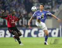Fussball UCL: Schalke - Mailand, Zweikampf