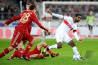 Fussball 1. Bundesliga :  Holger Badstuber, Anatoliy Tymoshchuk , Anatoli Timoschtschuk (FC Bayern Muenchen) gegen Cacau (re, VfB Stuttgart)