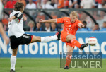 Fussball Testspiel: Niederlande - Deutschland, Zweikampf