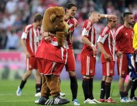 Fussball 1. Bundesliga :  Daniel van Buyten mit Maskottchen Bernie , Bastian Schweinsteiger, Philipp Lahm (v. li., FC Bayern Muenchen)