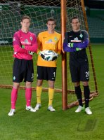 Fussball 1. Bundesliga, Saison 2012/2013, Werder Bremen: Raphael Wolf, Sebastian Mielitz und Richard Strebinger im exklusiven Pressefoto ULMER Fotoshooting