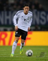 FUSSBALL INTERNATIONAL: Deutschland, OEZIL am Ball