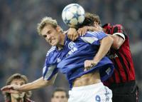 Fussball UCL: Schalke - Mailand, Zweikampf