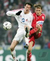 Fussball 1. Bundesliga: Koeln - Stuttgart, Zweikampf