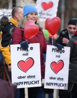 Kundgebung im Tuebinger Anlagenpark: 1200 Menschen demonstrierten gegen die einrichtungsbezogene Impfpflicht