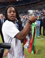 Fussball Europameisterschaft 2016 Finale: JUBEL Renato Sanches (Portugal) mit EM Pokal