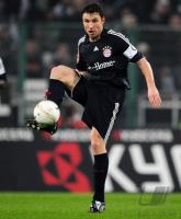 FUSSBALL 1. BUNDESLIGA: Bayern, VAN BOMMEL Einzelaktion