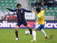 FUSSBALL INTERNATIONAL:  Yasuhito ENDO (li, Japan) gegen Paulinho (Brasilien)