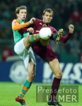 Fussball 1. Bundesliga: Bremen - Kaiserslautern, Zweikampf