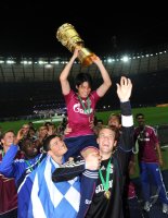 Fussball: DFB Pokal Finale:  Jubel mit POKAL Hans Sarpei , Kyriakos Papadopoulos , Atsuto Uchida , Torwart Manuel Neuer (v.li., FC Schalke 04)