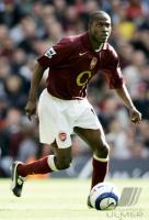 Fussball International: Arsenal, LAUREN Einzelaktion am Ball