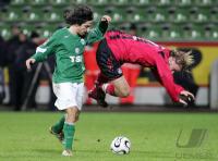 Fussball 1. Bundesliga: Bayer leverkusen - VFL Wolsburg, Zweikampf