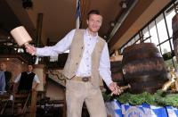 Fussball 2. Bundesliga : Benjamin Lauth und Alexander Ludwig zapfen Bier