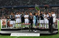 FUSSBALL Testspiel : Franz Beckenbauer (FC Bayern Muenchen) uebergibt denn Pokal IKER CASILLAS (re, Real Madrid)