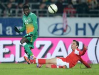 Fussball International: Igor Lolo (li, Elfenbeinkueste) gegen Markus Suttner (Oesterreich)
