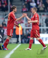 FUSSBALL INTERNATIONAL  CHL HALBFFINALE 11/12:   Einwechslung vom Thomas Mueller (li,) fuer Bastian Schweinsteiger (FC Bayern Muenchen)
