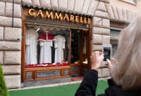 Papstwahl 2013; Des Papstes neue Kleider; Schaufenster der Schneiderei Gammarelli in Rom
