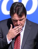 Fussball 1. Bundesliga : Enttaeuschung mit Zigarrette Vorstandsvorsitzender Heribert Bruchhagen