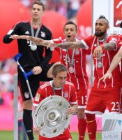 Fussball, 1. Bundesliga  Saison 16/17: Jubel FC Bayern Muenchen mit Schale