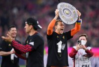 Fussball 1. Bundesliga Saison 21/22: JUBEL FC Bayern Muenchen feiert die 32. Meisterschaft
