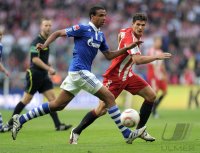 Fussball 1. Bundesliga :  Joel Matip (li, FC Schalke 04) gegen Mario Gomez (re, FC Bayern Muenchen)