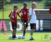 Fussball 1. Bundesliga: Rafinha, Luiz Gustavo ,. Trainer Jupp Heynckes  (v. re., FC Bayern Muenchen)