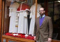 Papstwahl 2013; Des Papstes neue Kleider; Schaufenster der Schneiderei Gammarelli in Rom