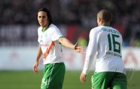 Fussball 1. Bundesliga :  Claudio Pizarro mit Mikael Silvestre (v. li., SV Werder Bremen)