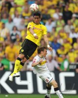 Fussball 1. Bundesliga:  Lucas Barrios (oben, Borussia Dortmund) gegen Tony Jantschke (Borussia Moenchengladbach)
