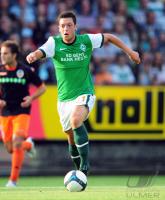 FUSSBALL, Bundesliga, SV Werder Bremen: OEZIL Einzelaktion