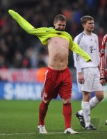 Fussball Champions League: Bastian Schweinsteiger zieht mit nacktem Oberkoerper das Trikot von Alexander Frei (FC Basel) an